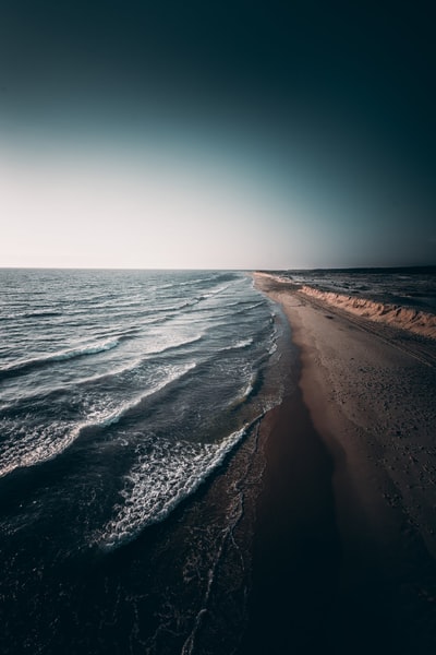 平静的海浪拍打在岸上

